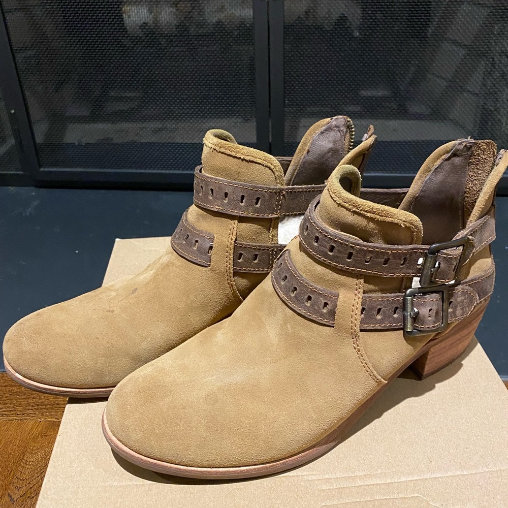 UGG Patsy Ankle Shearling Ankle Boot, size 9. Chestnut.